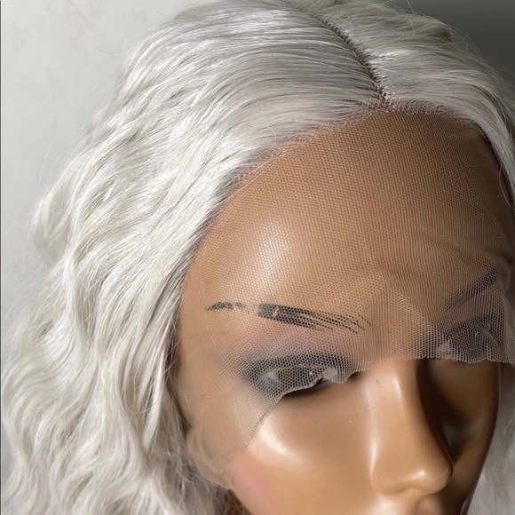 💫24” WHITE BLONDE  MIDDLE PART WAVY LACE FRONT WIG💫 *NWT*
🆕 - Picture 3 of 8